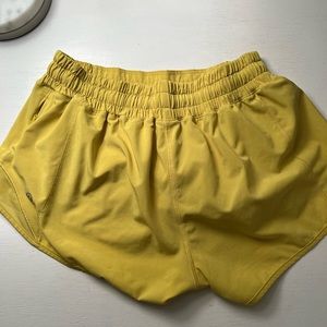 Lululemon size 4 hotty hot 2.5 inseam